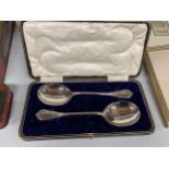 A VINTAGE BOXED SET CONTAINING SILVER PLATED SERVING SPOONS