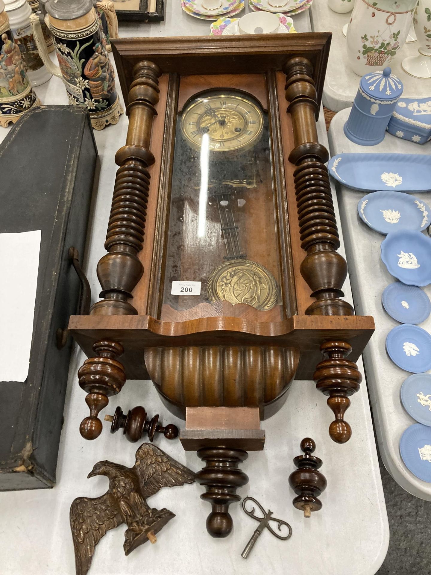 A MAHOGANY CASED VIENNA WALL CLOCK WITH EAGLE DESIGN TOP, WITH PENDULUM AND KEY - Image 2 of 7