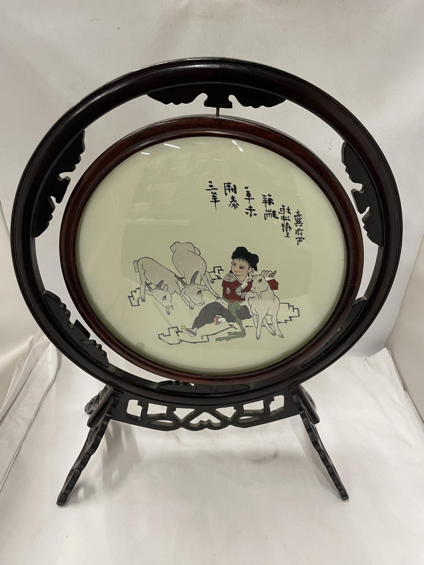 A CHINESE WOODEN FRAMED CIRCULAR PRINT OF A GIRL WITH GOATS - Image 3 of 3
