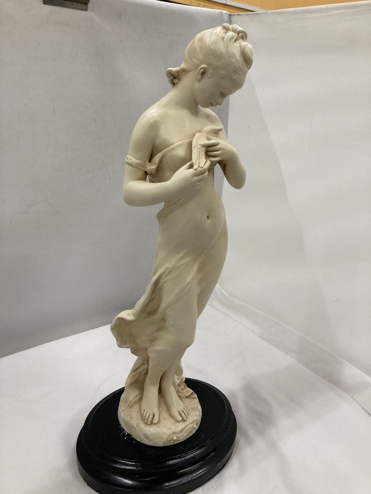 A HEAVY SCULPTURE OF A CLASSICAL MAIDEN ON A WOODEN PLINTH, HEIGHT WITHOUT BASE, 46CM - Image 2 of 3