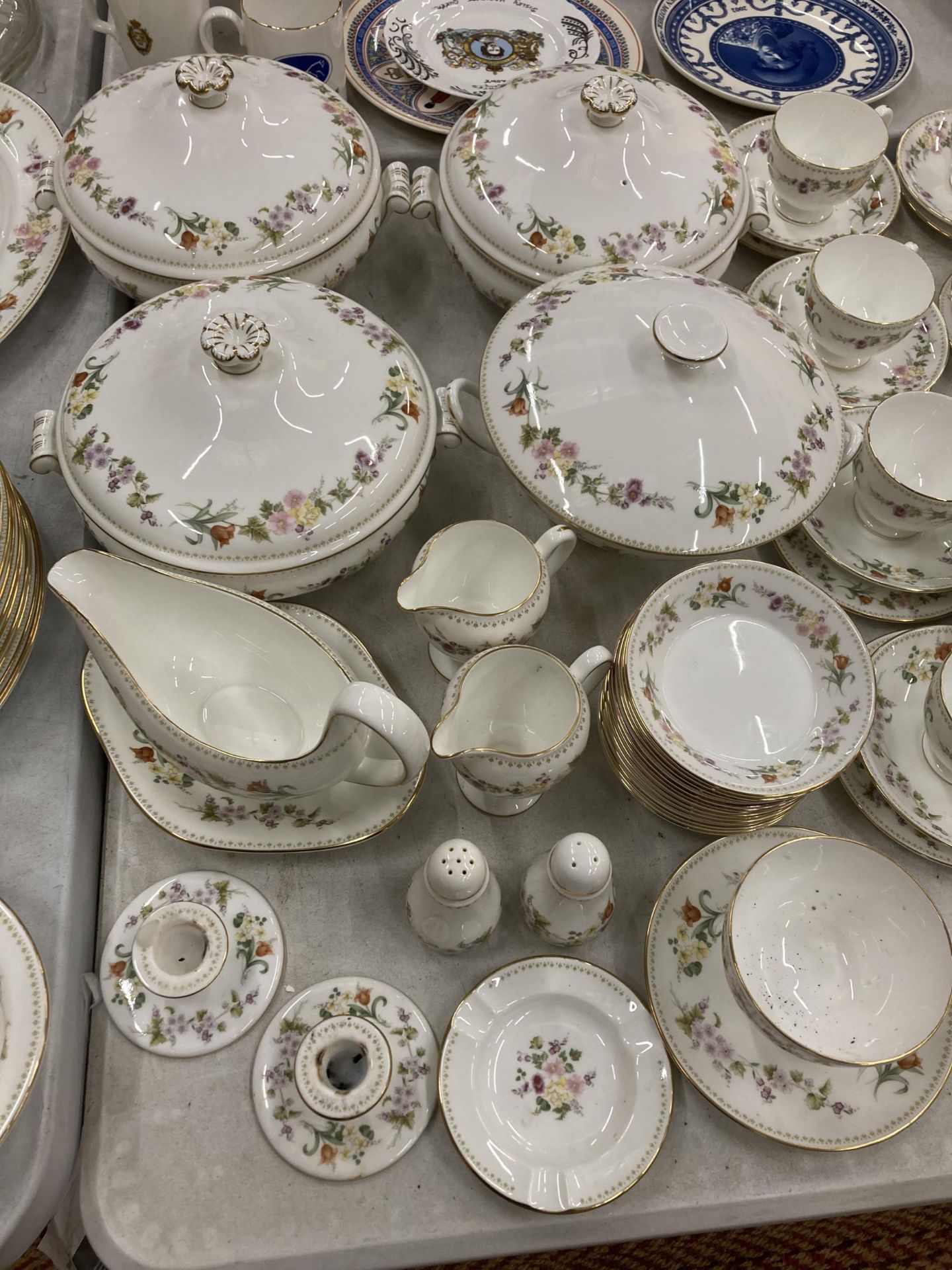 AN EXTENSIVE WEDGWOOD 'MIRABELLE' PATTERN DINNER AND TEA SERVICE COMPRISING LIDDED TUREENS, DINNER - Image 3 of 5