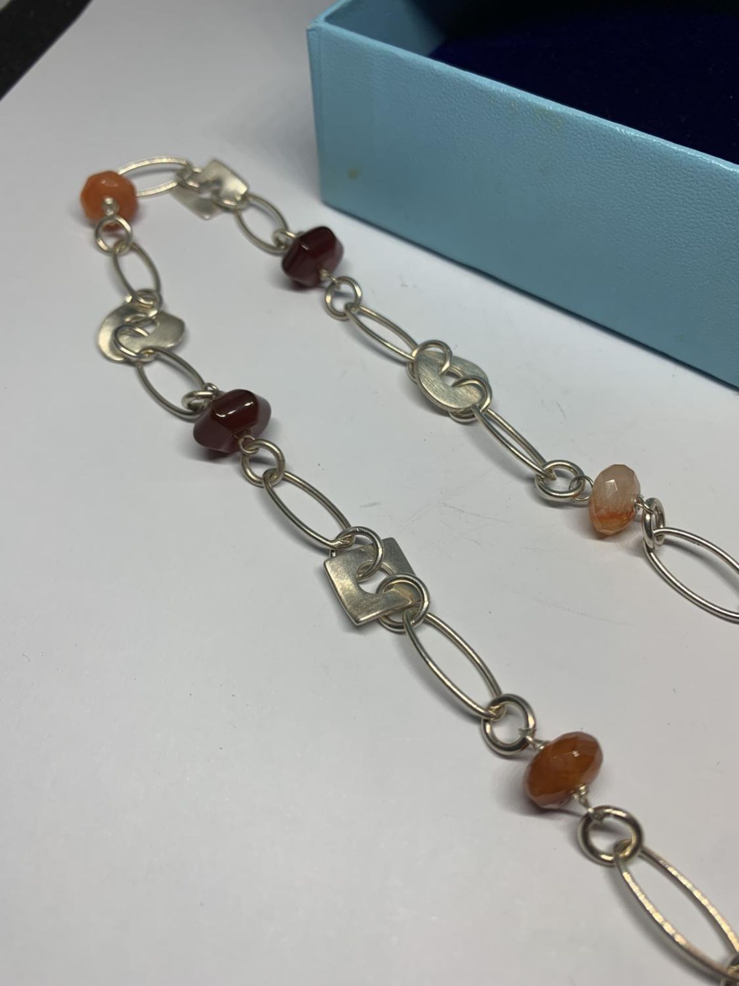 A SILVER AND AGATE NECKLACE IN A PRESENTATION BOX - Image 3 of 3