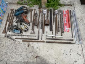 A LARGE ASSORTMENT OF TOOLS TO INCLUDE SDS CHISELS, DRILL BITS AND POWER TOOLS ETC