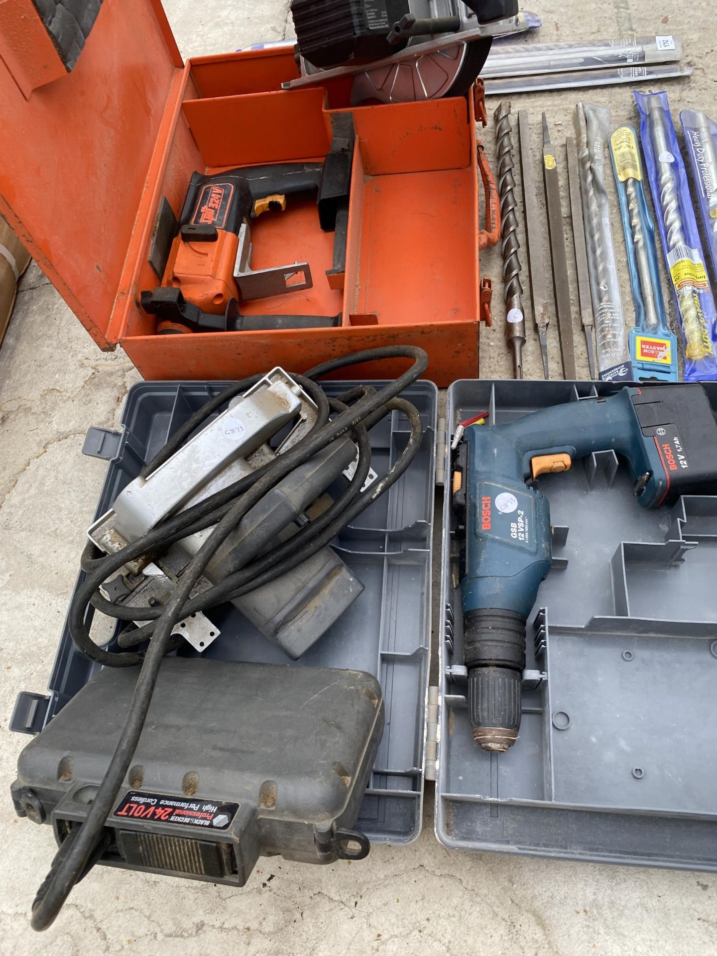 AN ASSORTMENT OF TOOLS TO INCLUDE RIP SAWS, TWO DRILLS AND HEAVY DUTY DRILL BITS ETC - Image 5 of 5