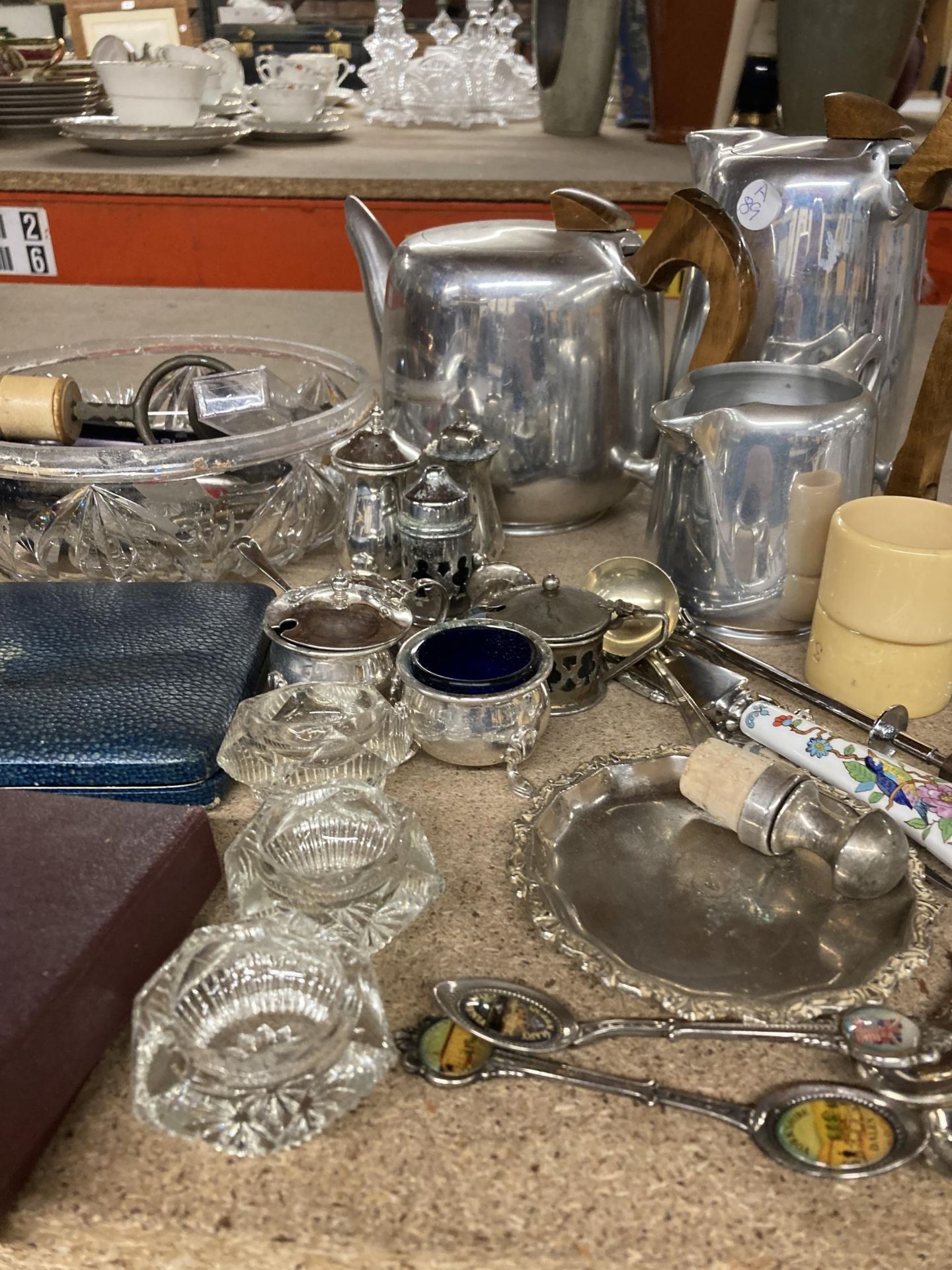 A MIXED VINTAGE LOT TO INCLUDE A PICQUOT WARE TEASET, NAPKIN RINGS, FLATWARE, SILVER PLATED - Image 3 of 4
