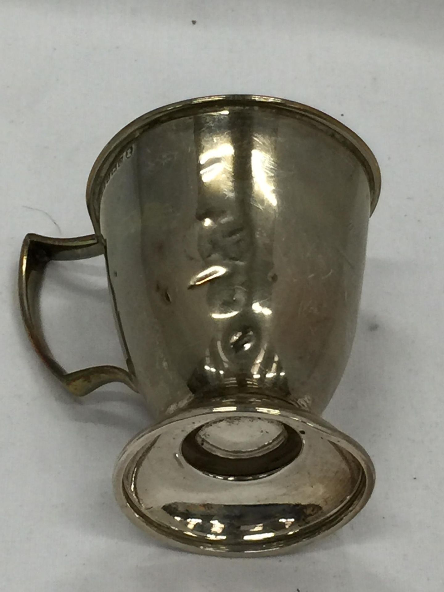 A QUEEN ELIZABETH II 1952 SILVER CORONATION HALLMARKED BIRMINGHAM MUG, GROSS 75 GRAMS - Image 3 of 4