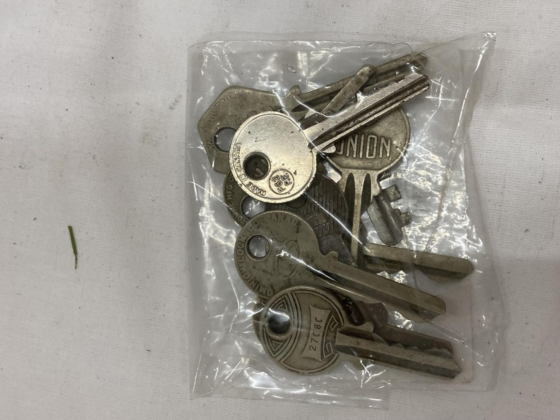 A QUANTITY OF VINTAGE KEYS