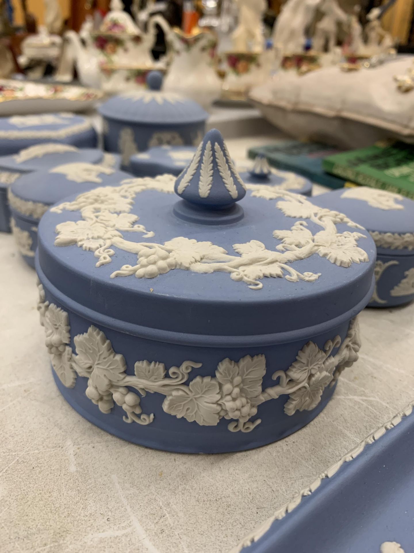 A COLLECTION OF WEDGWOOD BLUE JASPERWARE ITEMS, LIDDED TRINKET BOXES ETC - Image 2 of 5