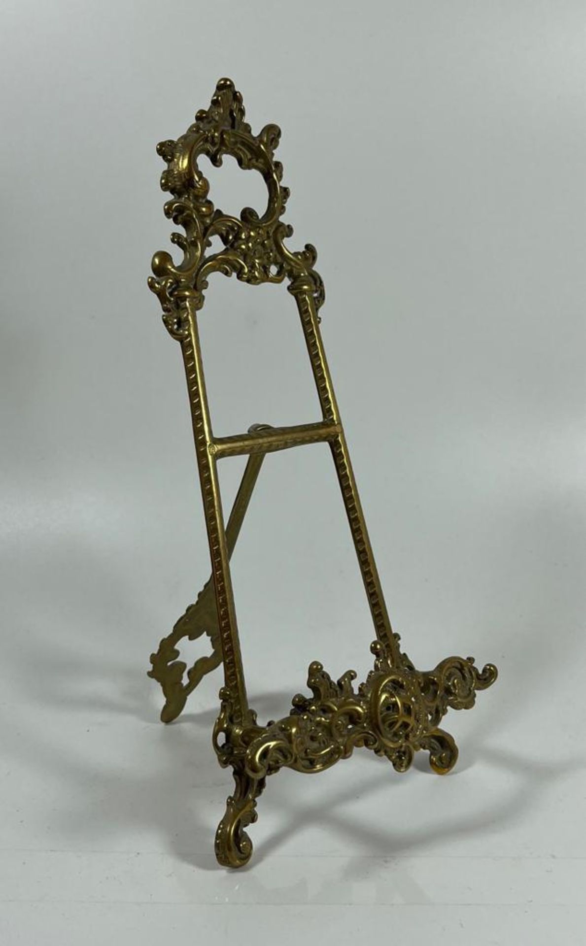 A VINTAGE BRASS TABLE TOP EASEL DISPLAY, HEIGHT 24 CM