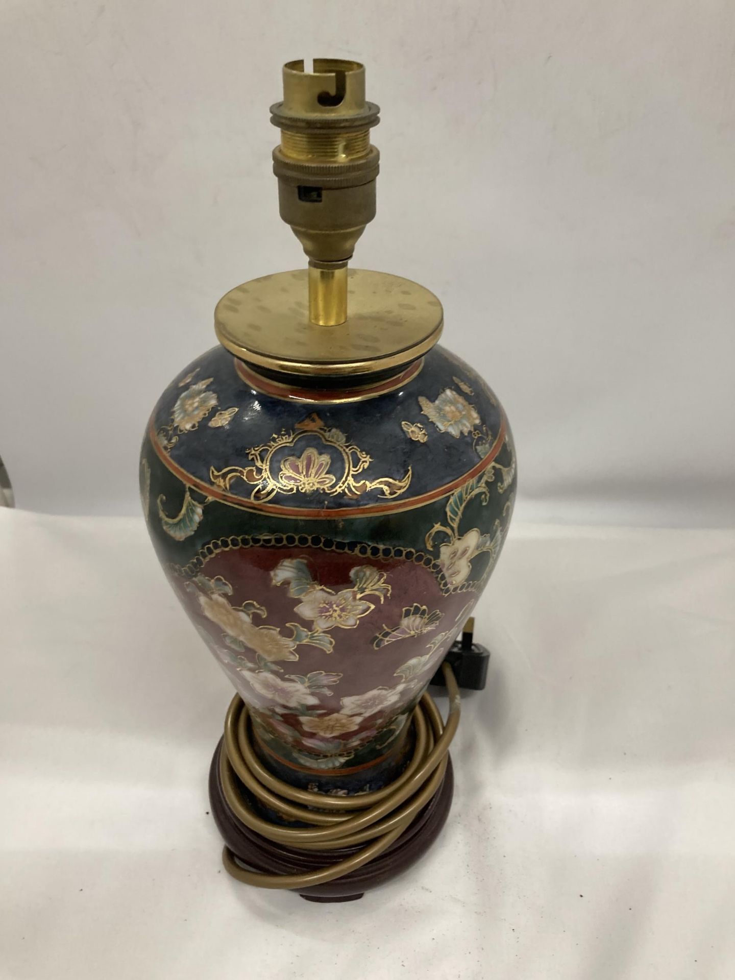 AN ORIENTAL STYLE CERAMIC TABLE LAMP ON A WOODEN BASE, HEIGHT 28CM - Image 2 of 3