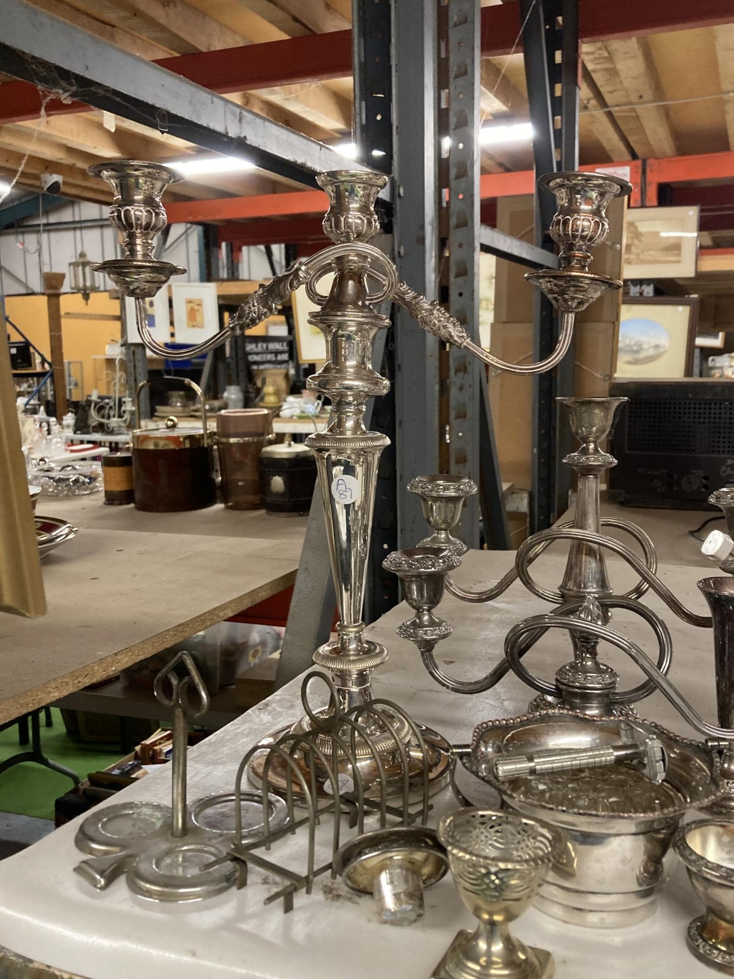 A QUANTITY OF SILVER PLATED ITEMS TO INCLUDE CANDLEABRAS, SMALL VASES, FIGURES, FLATWARE, ETC - Image 4 of 4