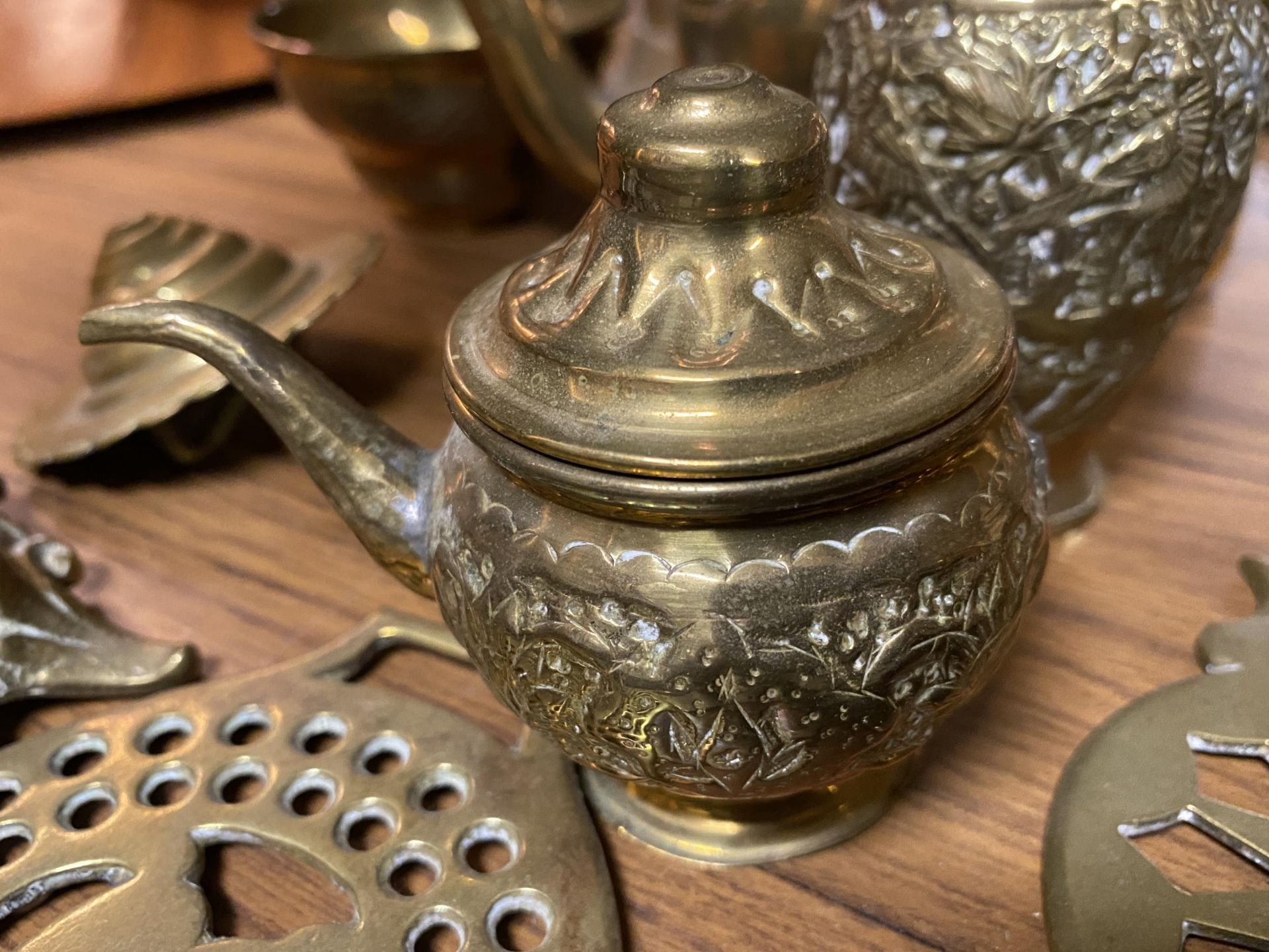 A COLLECTION OF VINTAGE BRASS ITEMS , LADY DESIGN BELL, KETTLE ETC - Image 4 of 4