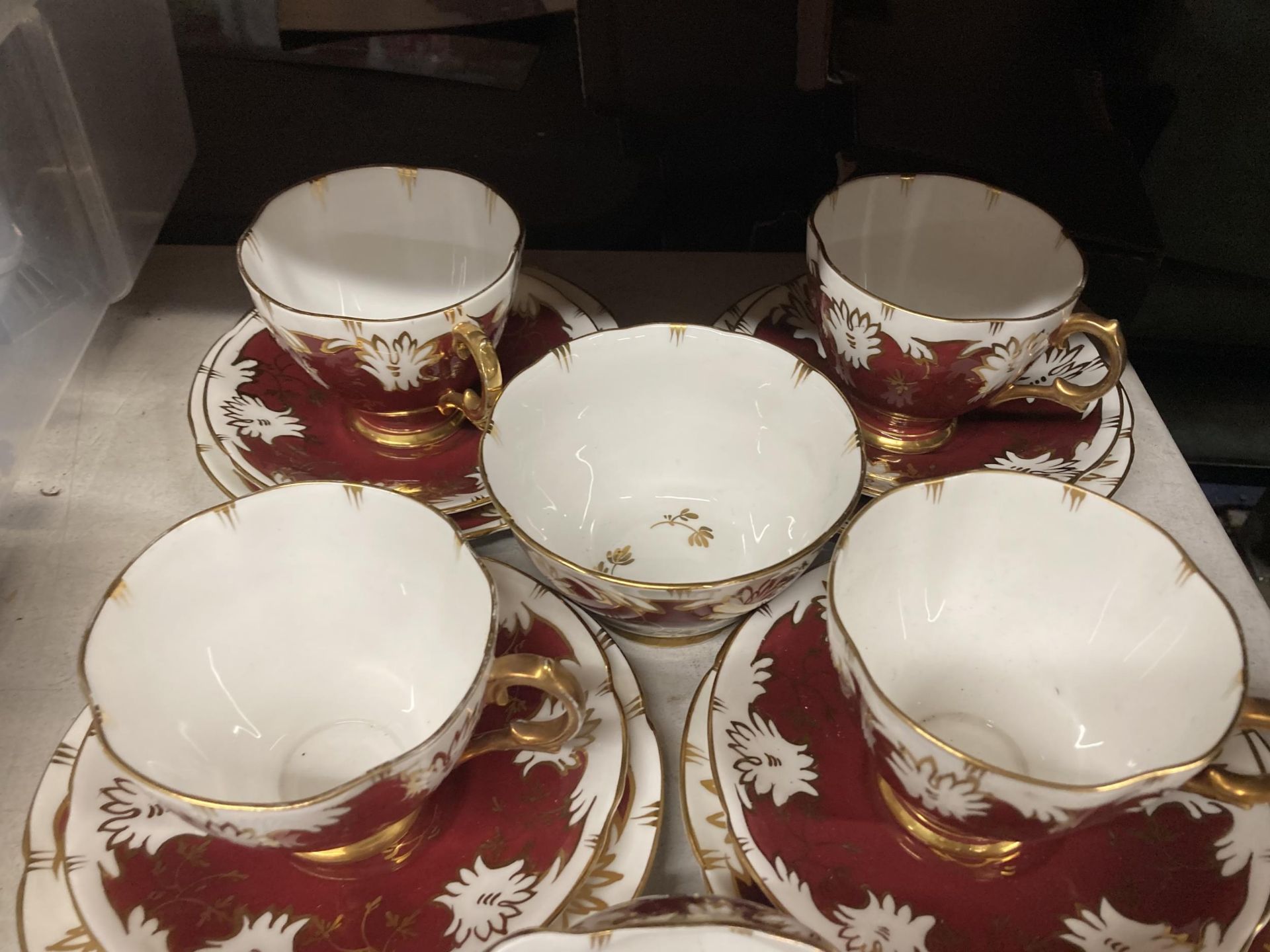 A VINTAGE ROYAL STUART CHINA PART TEASET TO INCLUDE A CAKE PLATE, CREAM JUG, SUGAR BOWL, CUPS, - Image 4 of 5