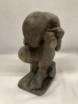A VINTAGE WOODEN CARVING OF A WEEPING BOY, HEIGHT 25CM