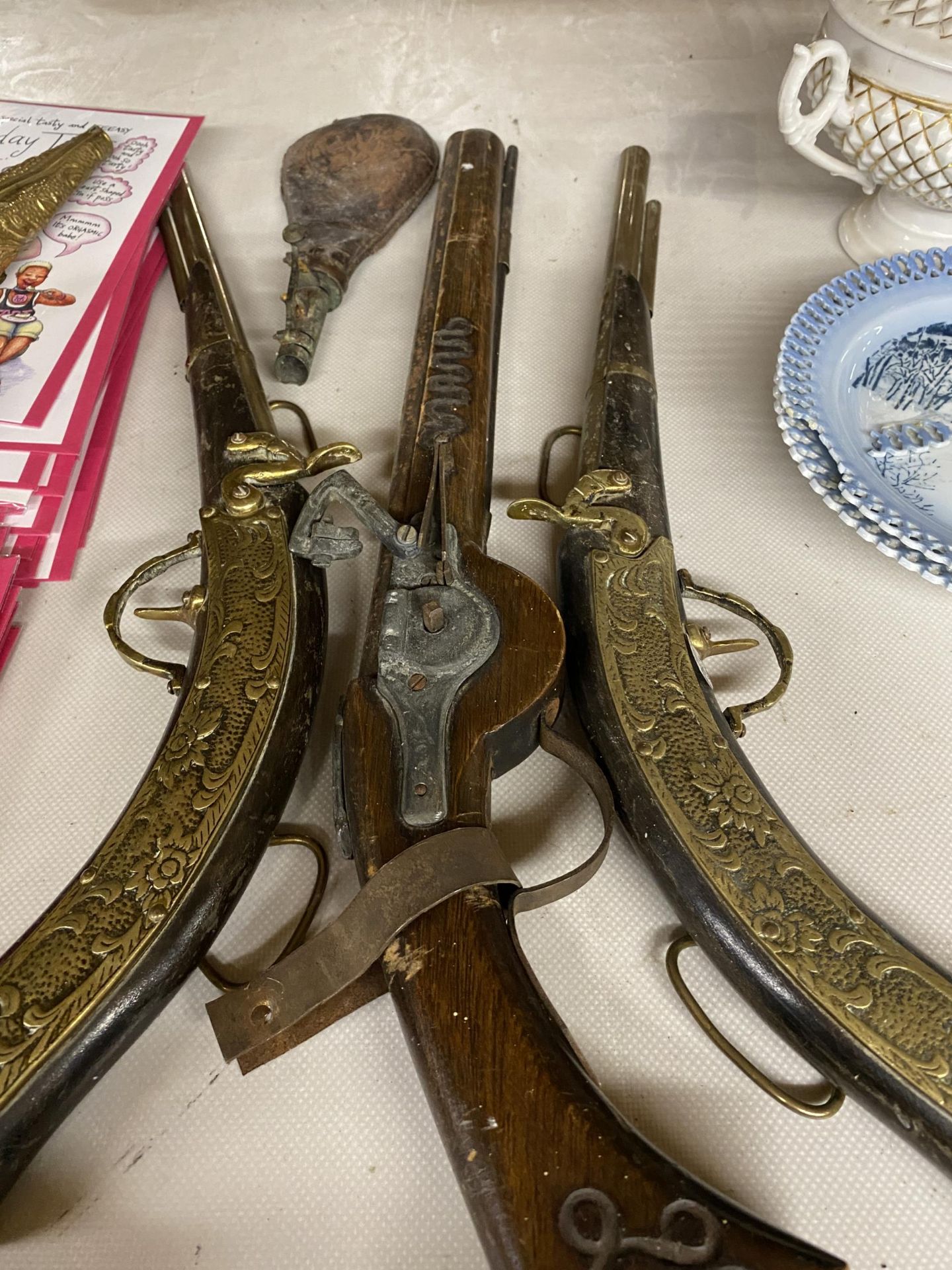 A GROUP OF THREE VINTAGE BRASS AND WOODEN DISPLAY GUNS, LEATHER POWDER FLASK AND BELLOWS - Image 3 of 4