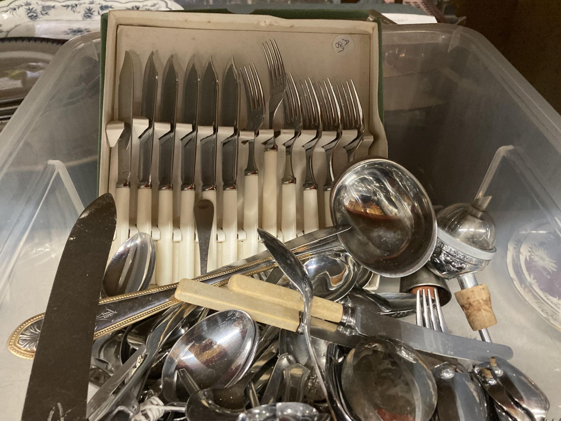 A LARGE QUANTITY OF FLATWARE TO INCLUDE A CASED CANTEEN OF CUTLERY, PLUS A LARGE BOX OF KNIVES, - Image 4 of 4