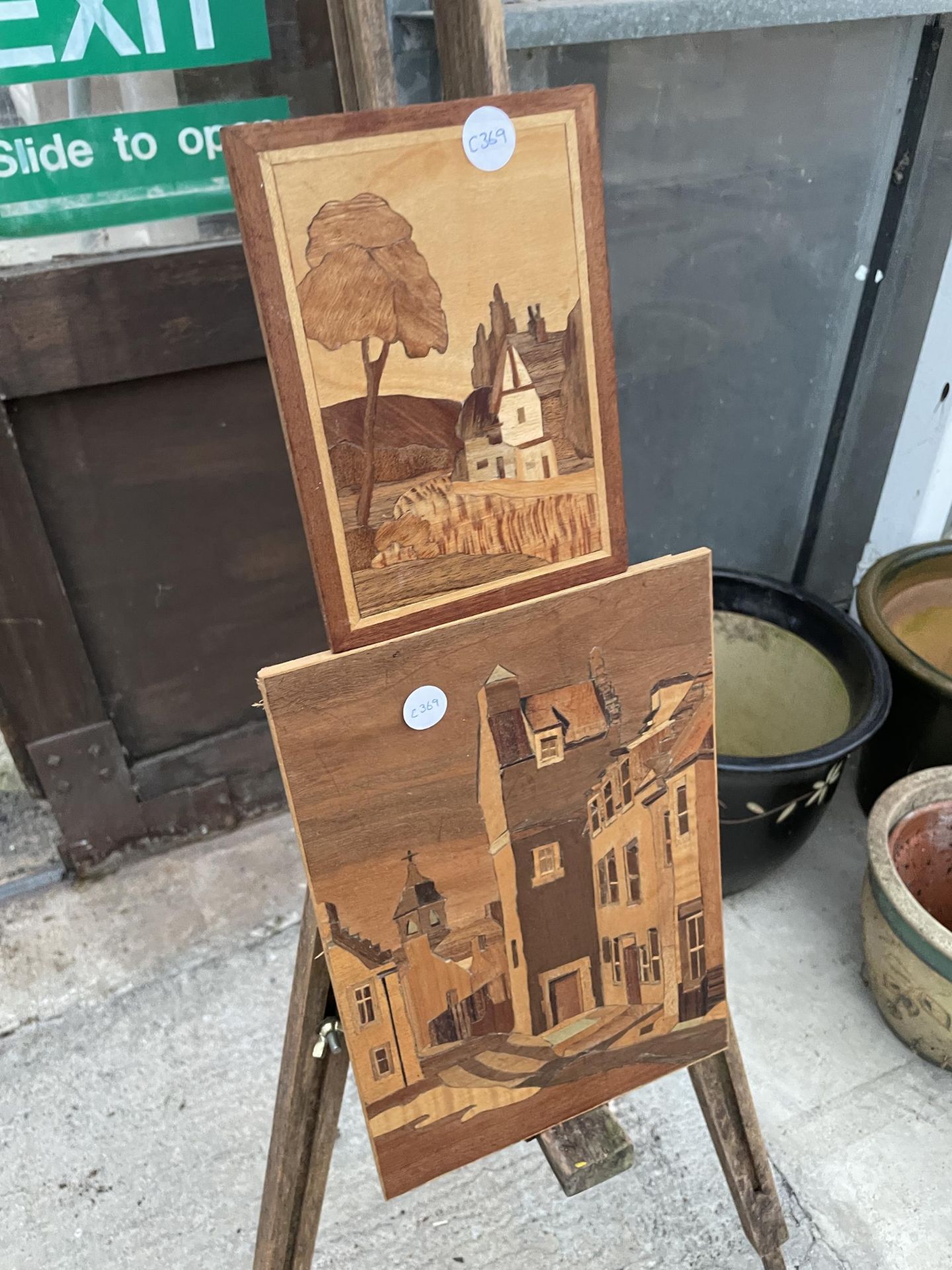 A WOODEN ARTISTS EASEL AND TWO WOODEN BOARD PRINTS - Bild 2 aus 2
