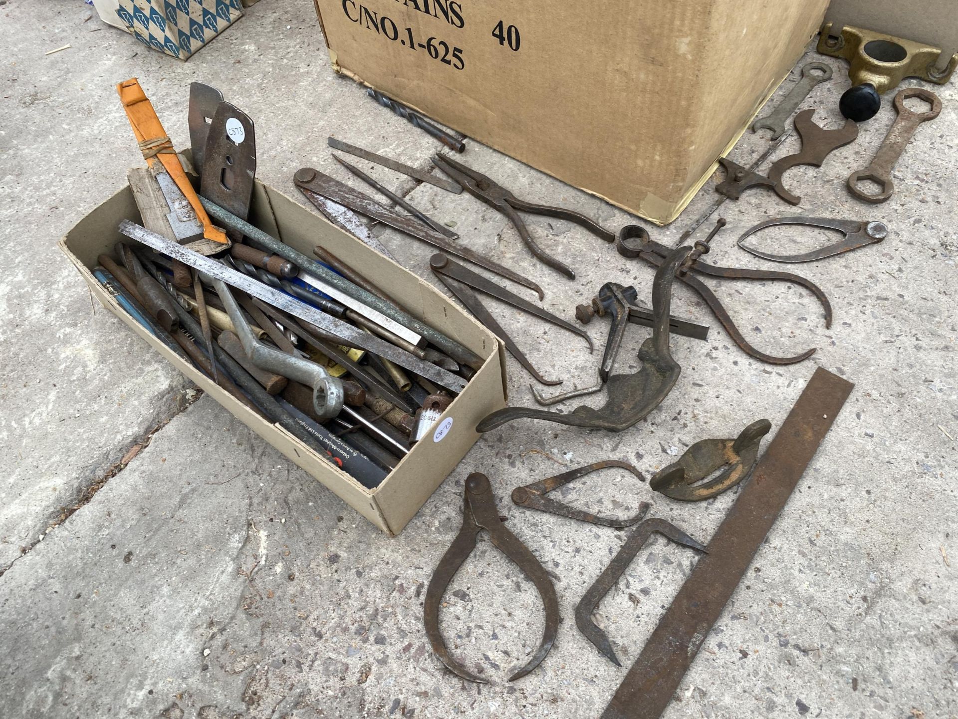 AN ASSORTMENT OF TOOLS TO INCLUDE CALIPERS, DRILL BITS AND CHISELS ETC - Bild 4 aus 4