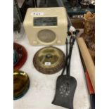 A MIXED LOT TO INCLUDE VINTAGE BUSH RADIO, BRASS FACED BAROMETER AND FIRESIDE ITEMS