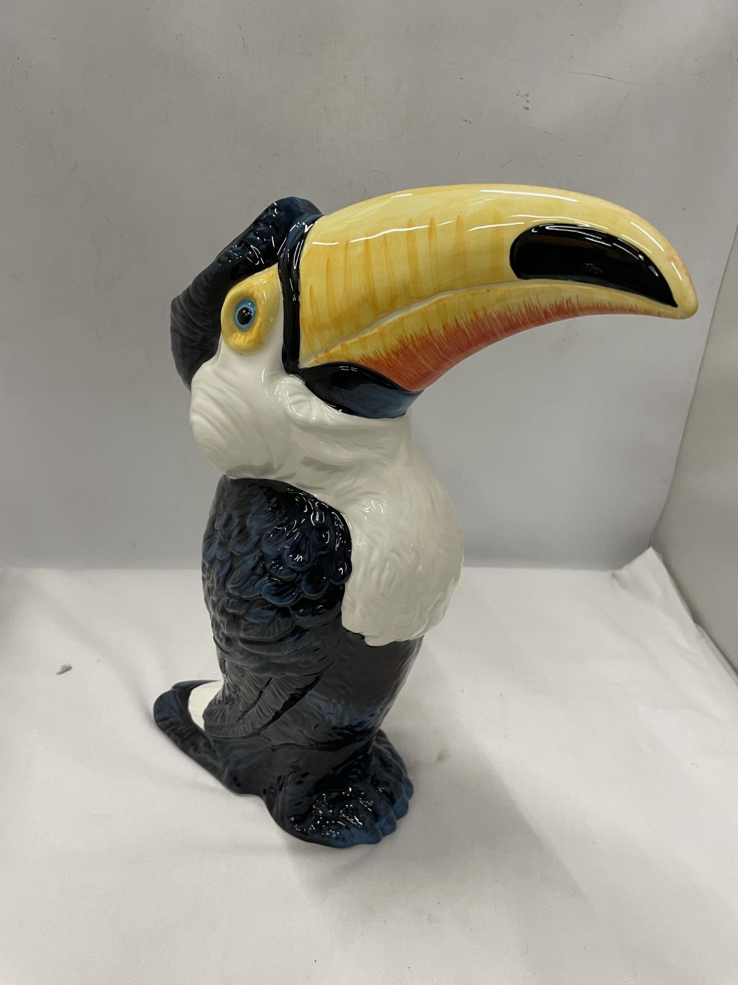 A DRAGONFLY JACK GRAHAM DESIGN TOUCAN FIGURE - Image 2 of 4