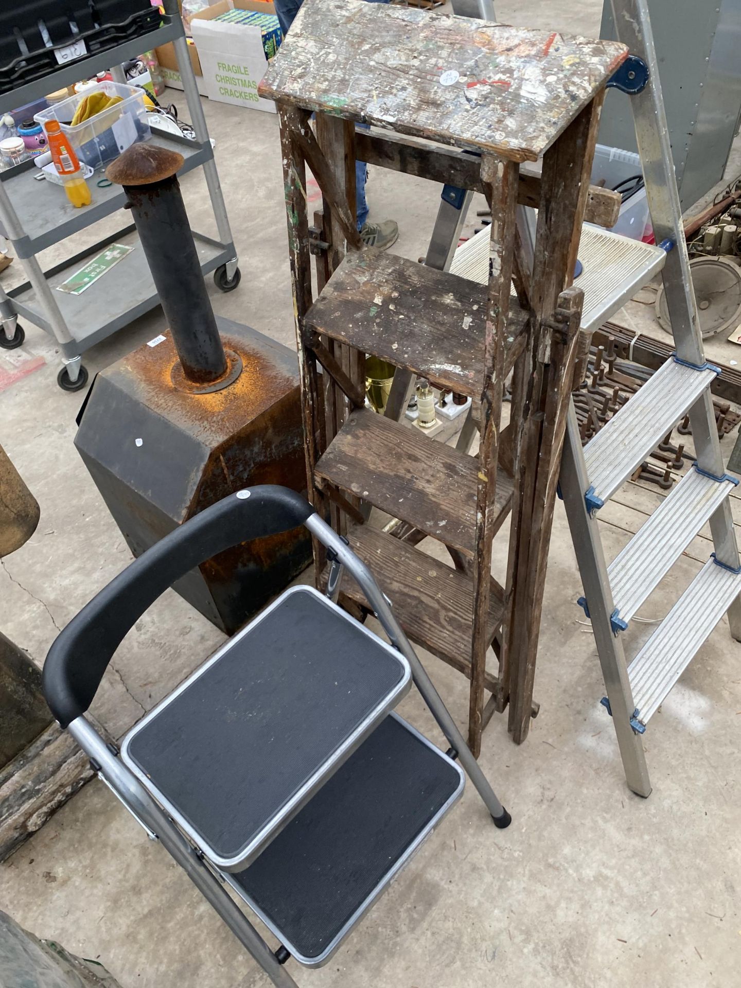 THREE VARIOUS STEP LADDERS TO INCLUDE AN ALUMINIUM THREE RUNG AND A VINTAGE THREE RUNG WOODEN LADDER - Image 2 of 2