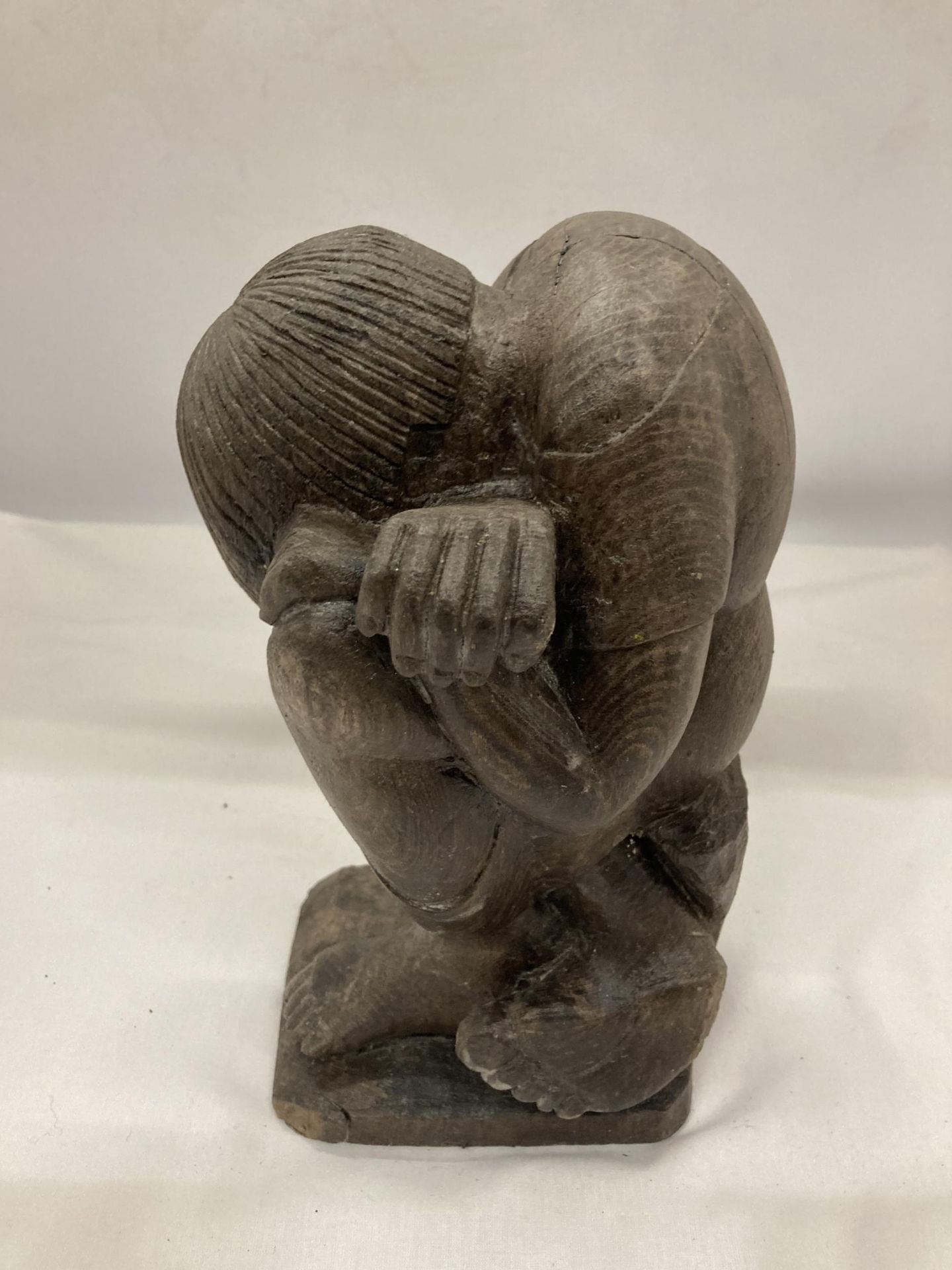 A VINTAGE WOODEN CARVING OF A WEEPING BOY, HEIGHT 25CM - Image 2 of 3