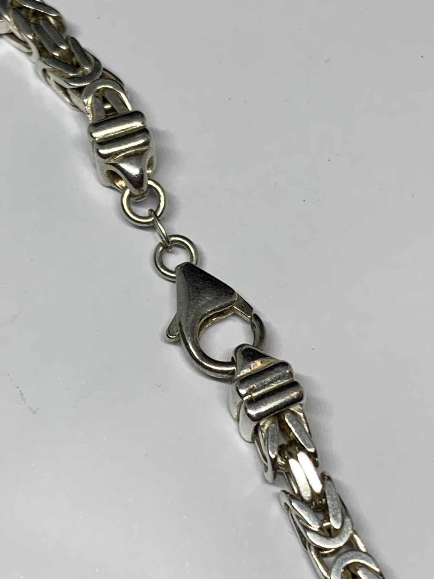 AN 18" SILVER GENTS HEAVY CHOKER BYZANTINE - Image 3 of 4