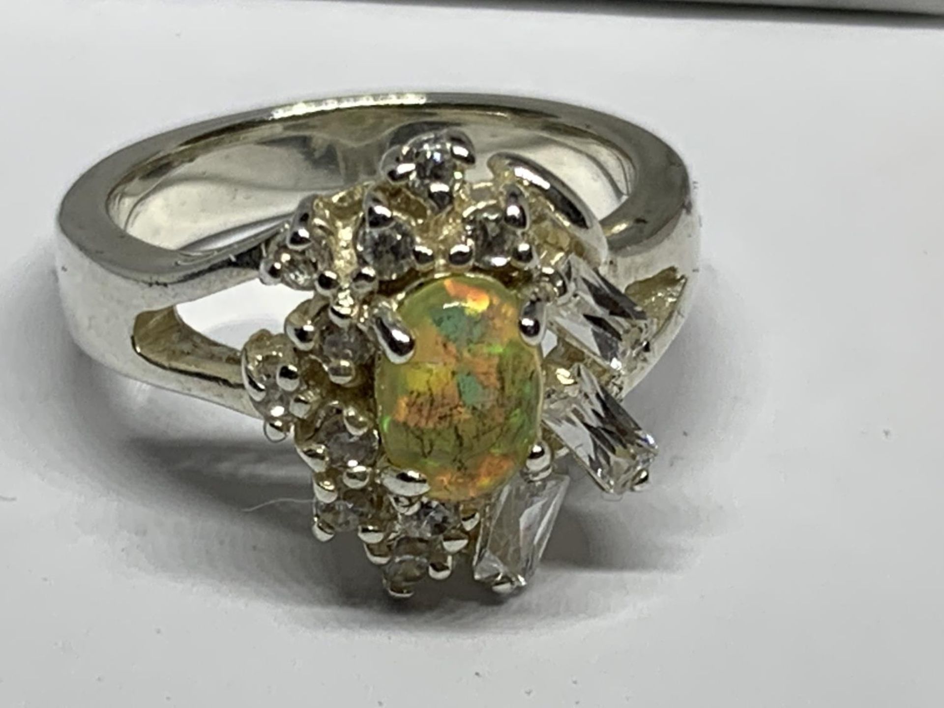 A BOXED SILVER AND OPAL RING - Bild 2 aus 3