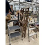 THREE VARIOUS STEP LADDERS TO INCLUDE AN ALUMINIUM THREE RUNG AND A VINTAGE THREE RUNG WOODEN LADDER