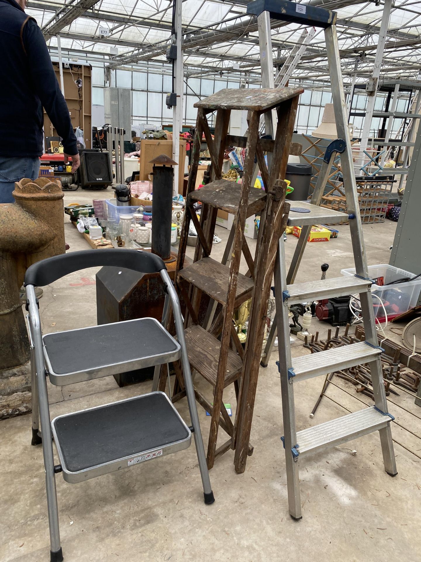 THREE VARIOUS STEP LADDERS TO INCLUDE AN ALUMINIUM THREE RUNG AND A VINTAGE THREE RUNG WOODEN LADDER