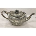 AN EDWARD VII 1902 SILVER TEAPOT WITH CHASED AND ENGRAVED FLORAL DESIGN, MAKER INDISTINCT, GROSS 546