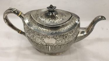AN EDWARD VII 1902 SILVER TEAPOT WITH CHASED AND ENGRAVED FLORAL DESIGN, MAKER INDISTINCT, GROSS 546
