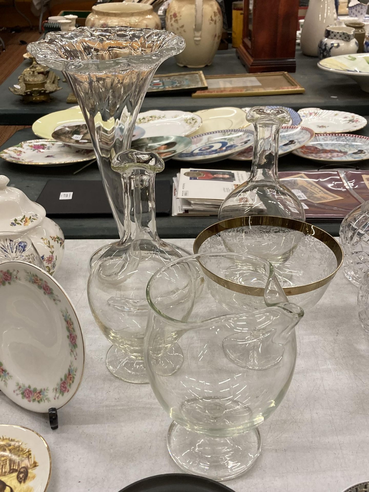 A MIXED GROUP OF GLASSWARE TO INCLUDE LARGE CONICAL SPIRAL VASE, DECANTER ETC