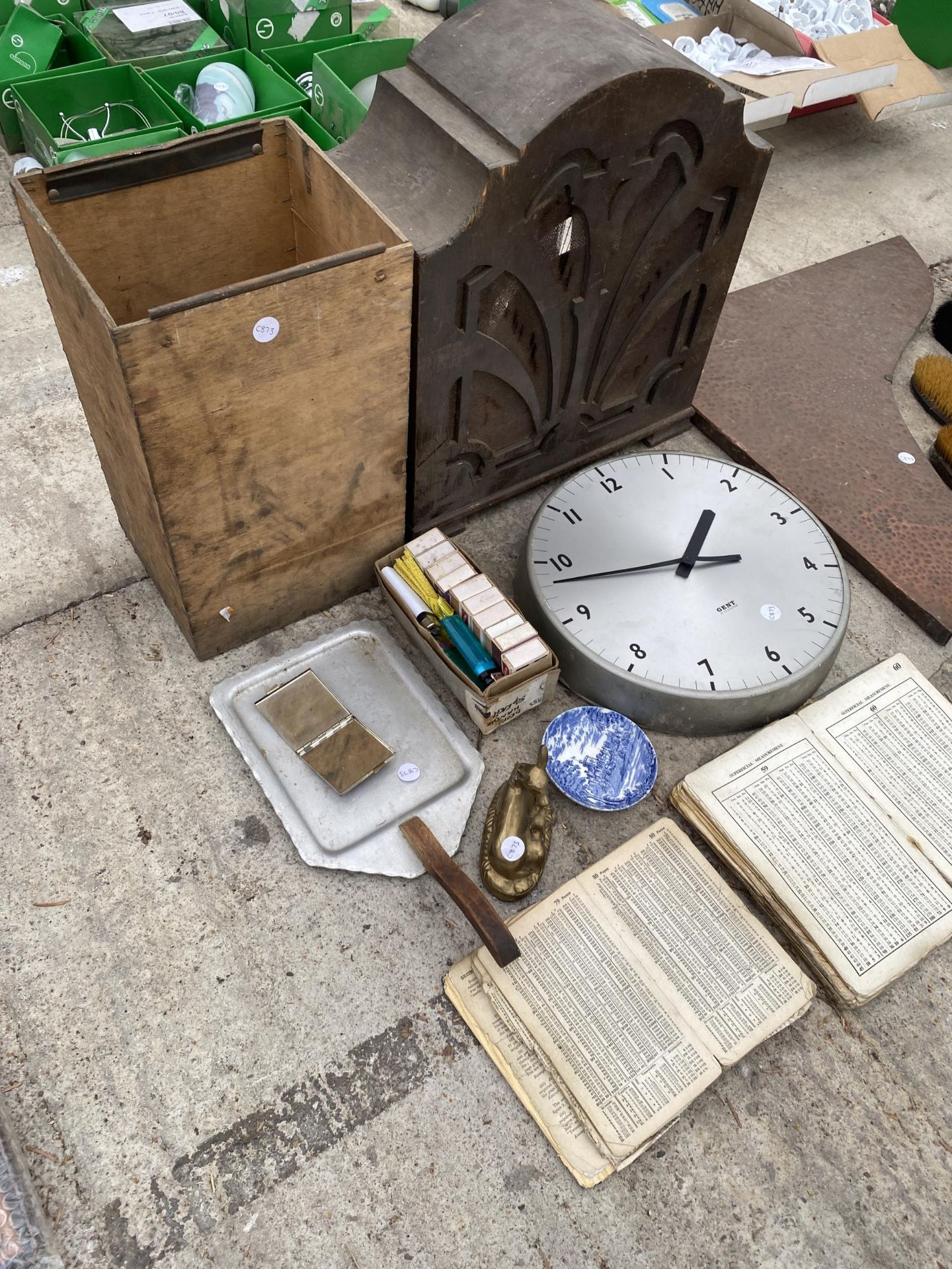 AN ASSORTMENT OF ITEMS TO INCLUDE A CLOCK, A BRASS FIGURE AND BRUSHES ETC - Image 3 of 3