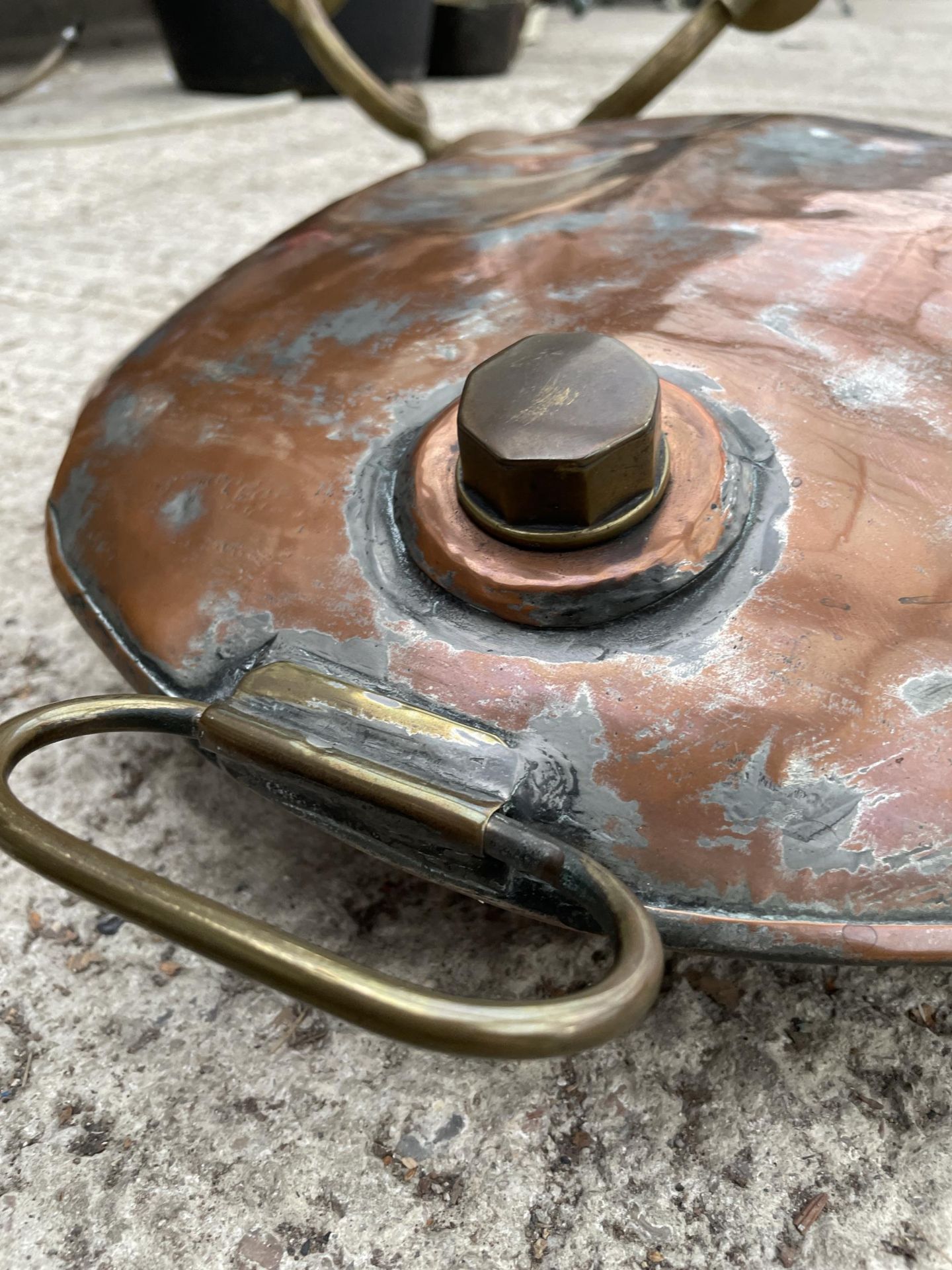 A VINTAGE BRASS LIGHT FITTING AND A COPPER BED WARMING PAN - Image 5 of 6