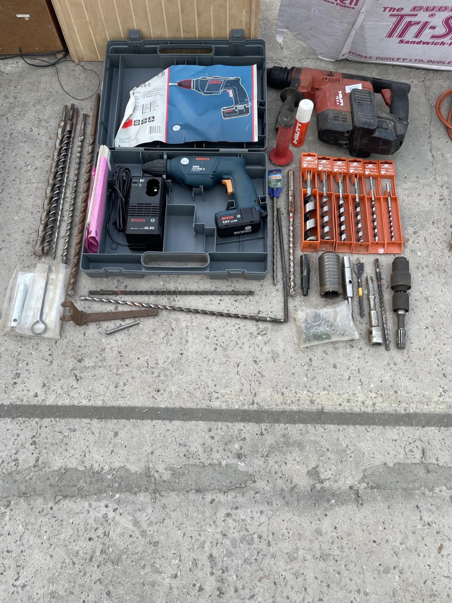 AN ASSORTMENT OF ITEMS TO INCLUDE A HILTI SDS DRILL, A BOSCH BATTERY DRILL AND DRILL BITS ETC