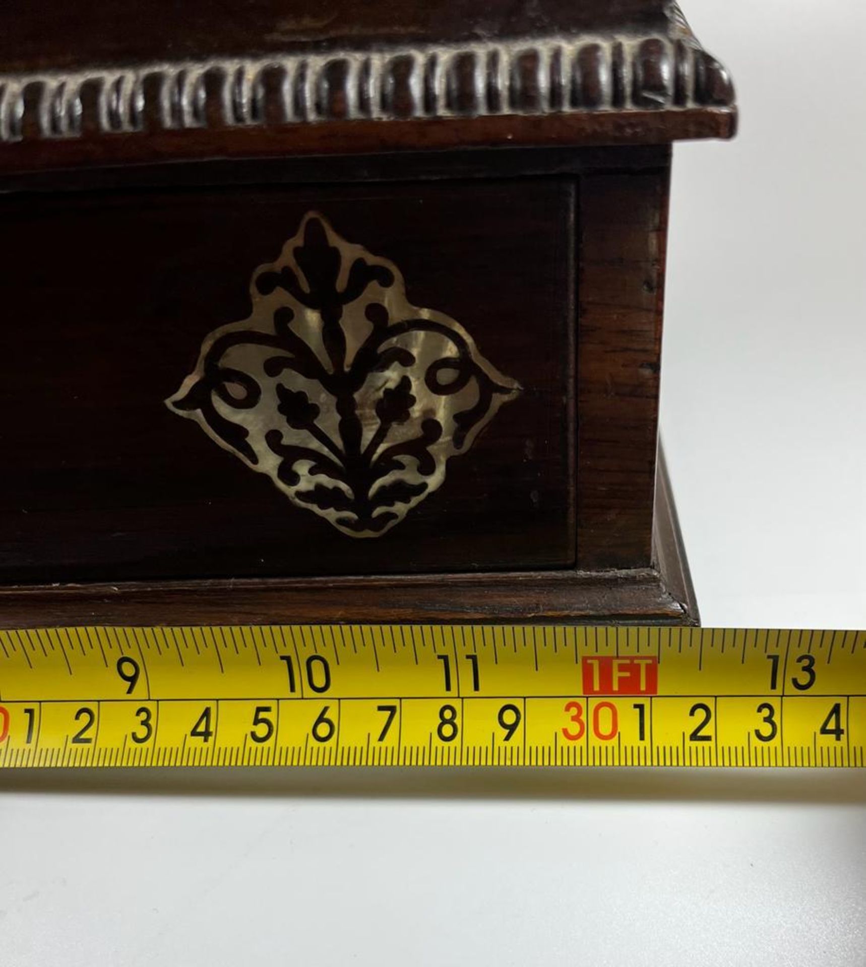 AN ANTIQUE 19TH CENTURY ROSEWOOD AND MOTHER OF PEARL INLAID JEWELLERY BOX WITH LIFT UP TOP SECTION - Image 7 of 8