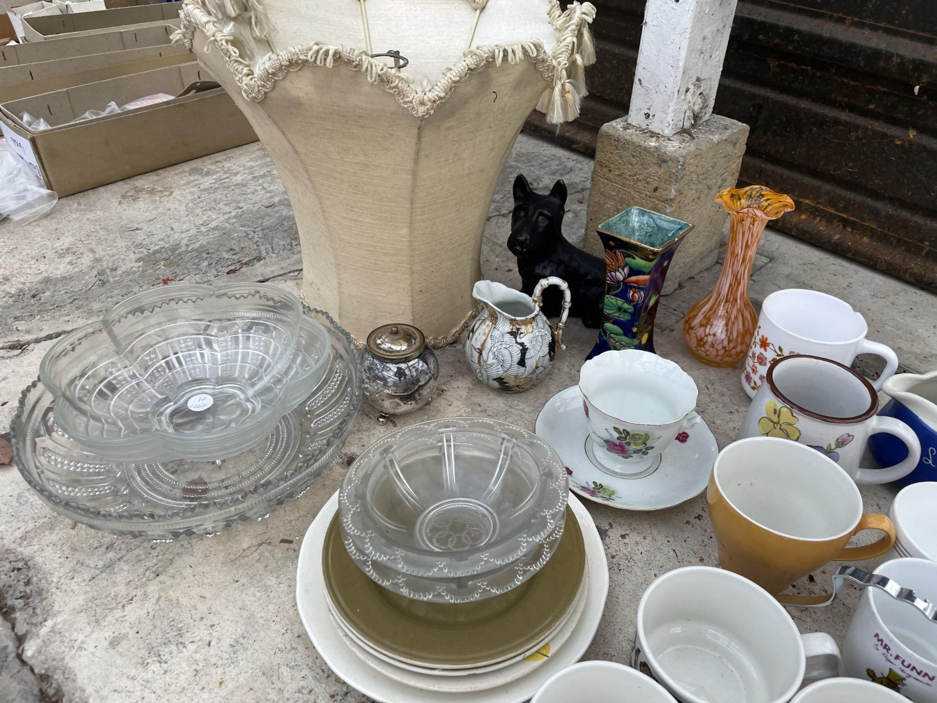 AN ASSORTMENT OF HOUSEHOLD ITEMS TO INCLUDE CERAMICS AND GLASS WARE ETC - Image 3 of 3