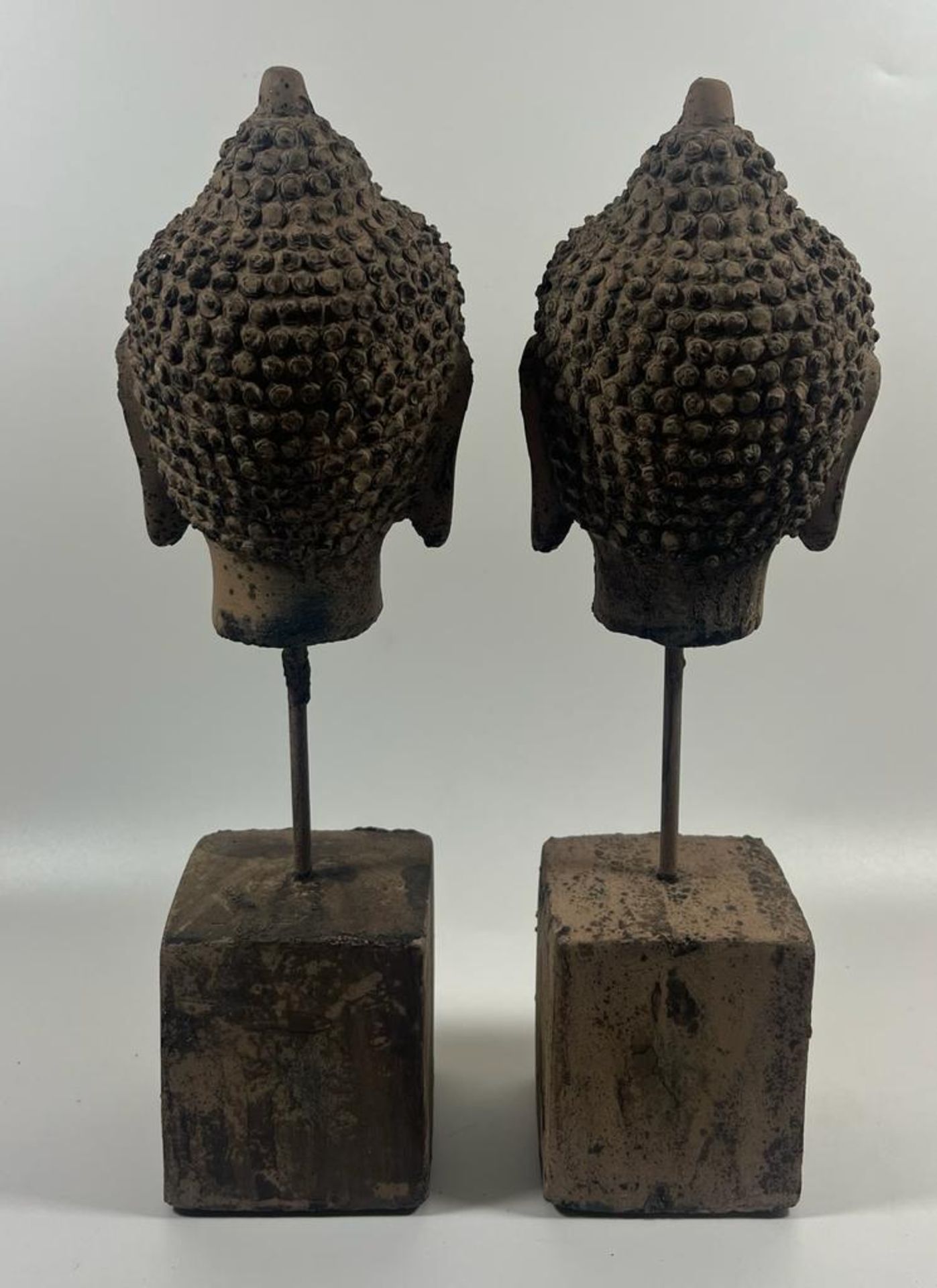 A PAIR OF DECORATIVE BUDDHA HEADS ON PLINTHS, HEIGHT 30CM - Image 2 of 3