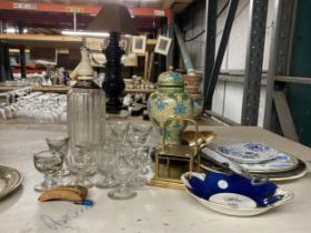 A MIXED LOT TO INCLUDE A CLOISONNE VASE ON A WOODEN BASE, BRASS SKILLET, VINTAGE GLASSES, A SODA