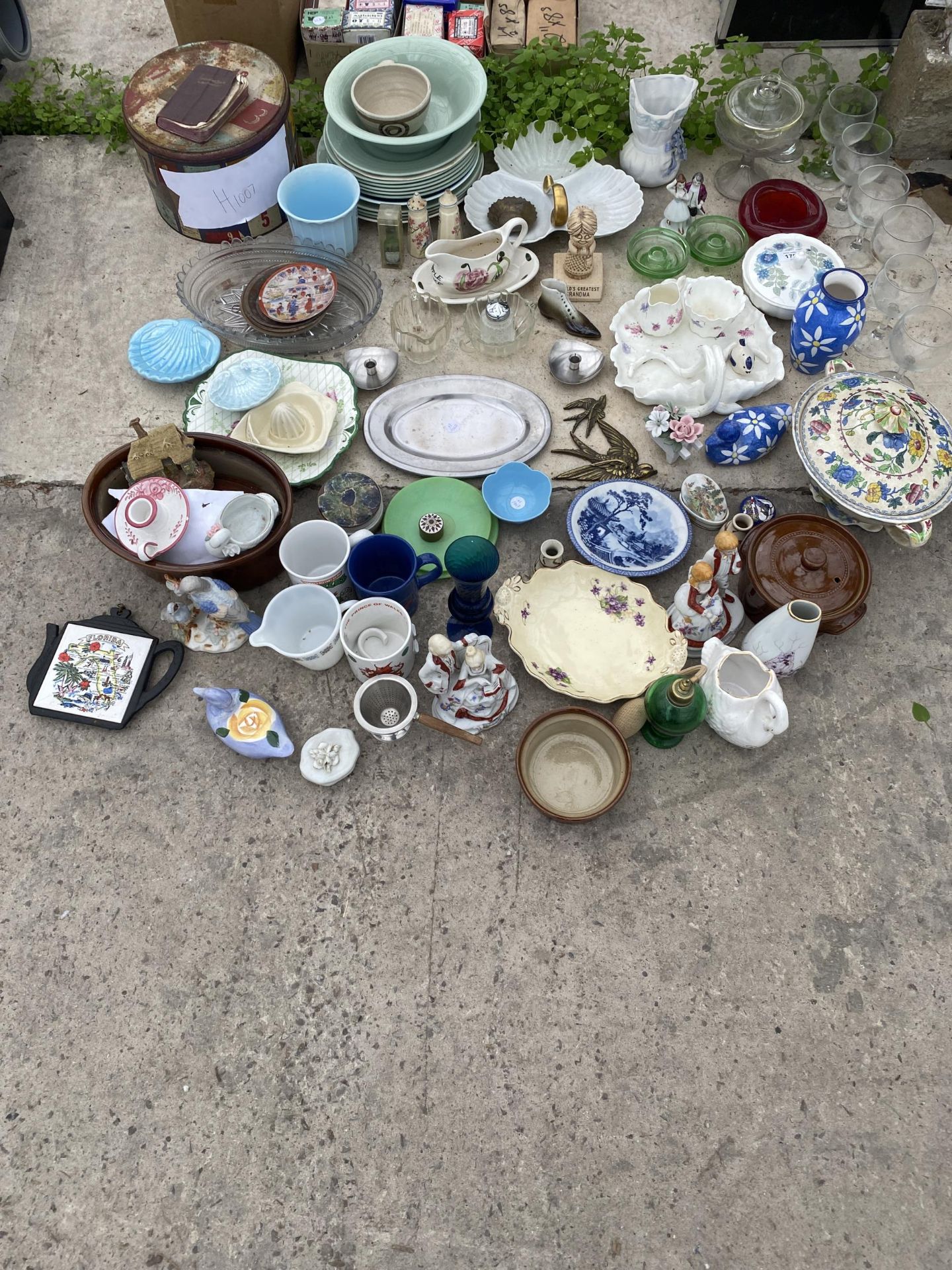 AN ASSORTMENT OF GLASS AND CERAMIC ITEMS TO INCLUDE BOWLS AND VASES ETC