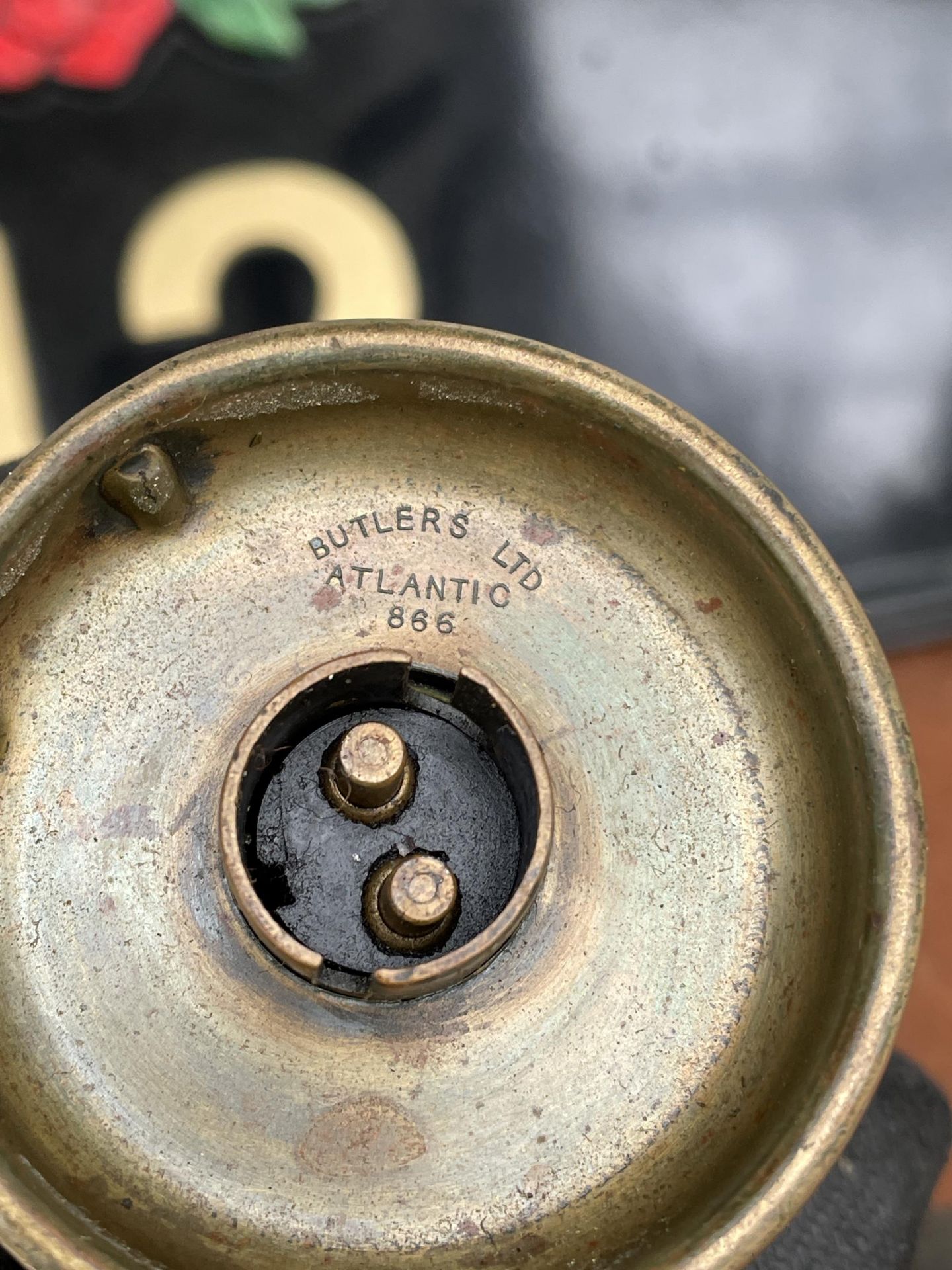 A VINTAGE BRASS BUTLERS ATLANTIC REEL AND TWO OIL CANS - Bild 5 aus 5