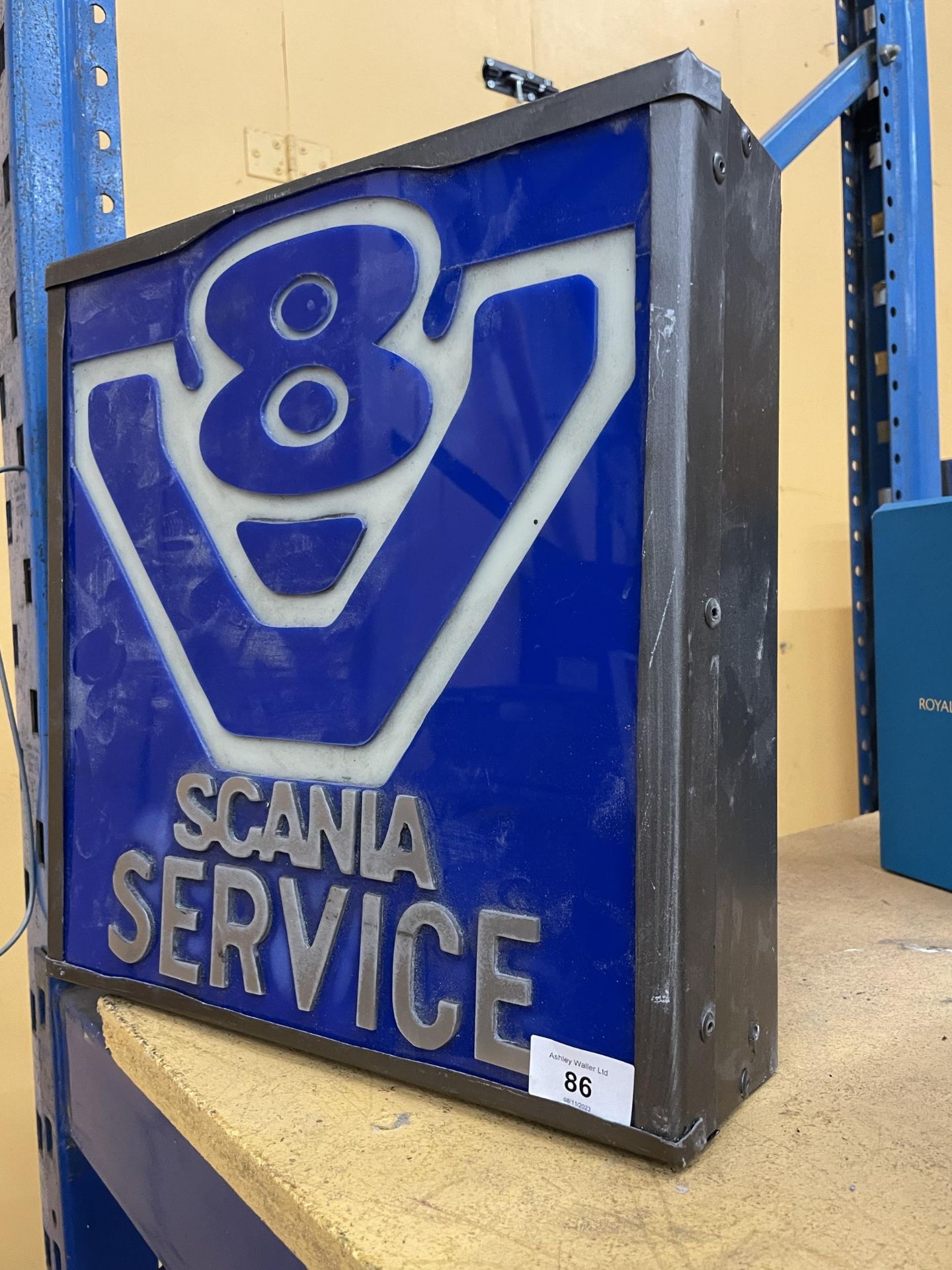 A SCANIA SERVICE ILLUMINATED BOX SIGN - Image 2 of 2