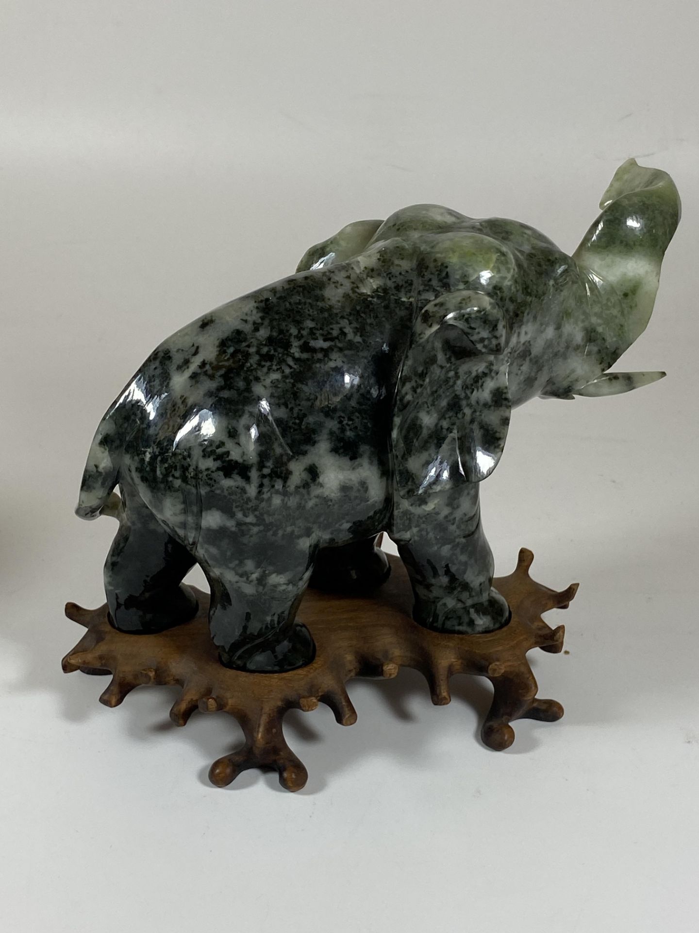 A PAIR OF GREAT QUALITY ORIENTAL CHINESE JADE JADEITE HARDSTONE ELEPHANTS ON CARVED WOODEN BASES, - Image 9 of 18