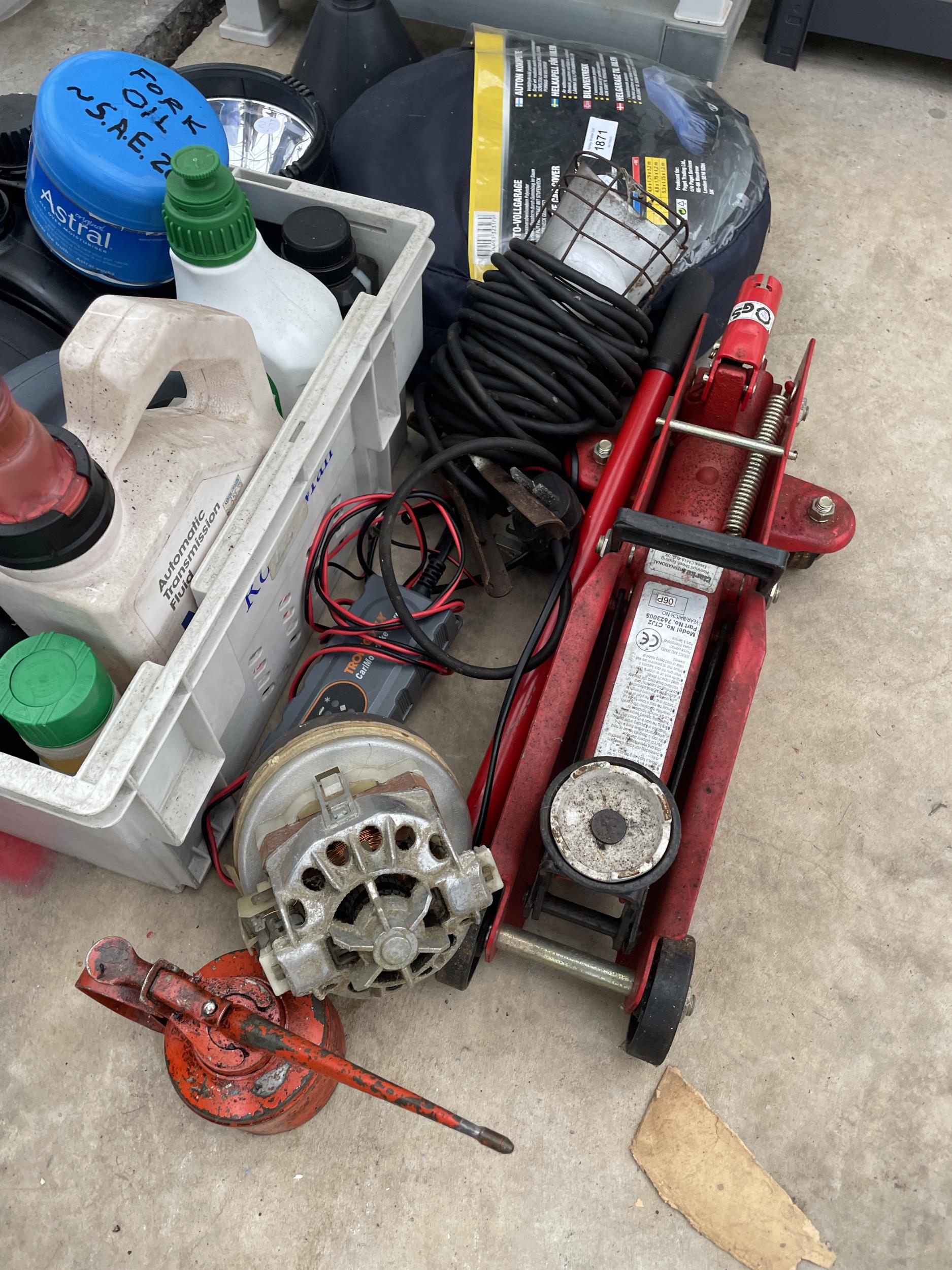AN ASSORTMENT OF CAR ITEMS TO INCLUDE A TROLLEY JACK, CAR COVER AND OILS ETC - Bild 2 aus 4
