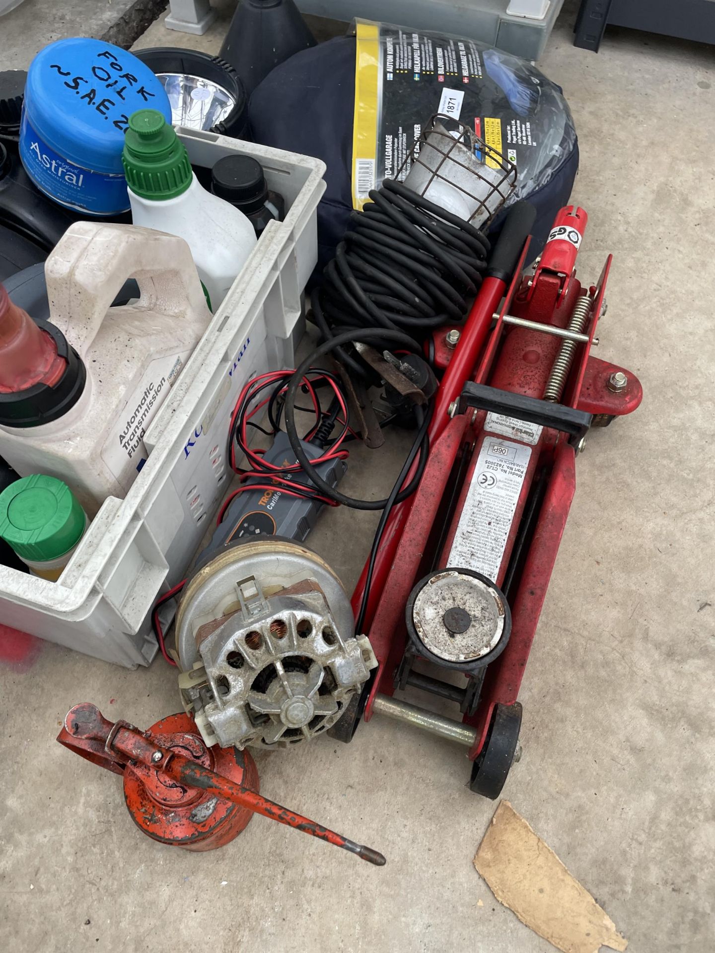 AN ASSORTMENT OF CAR ITEMS TO INCLUDE A TROLLEY JACK, CAR COVER AND OILS ETC - Image 2 of 4