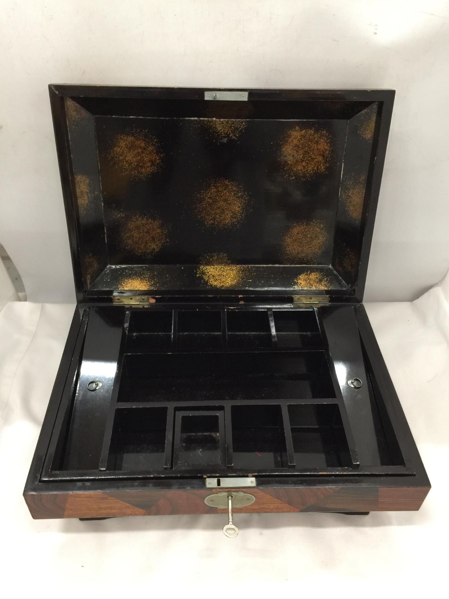 AN ORIENTAL STYLE BLACK LACQUERED AND WOODEN JEWELLERY BOX WITH KEY - Bild 2 aus 3