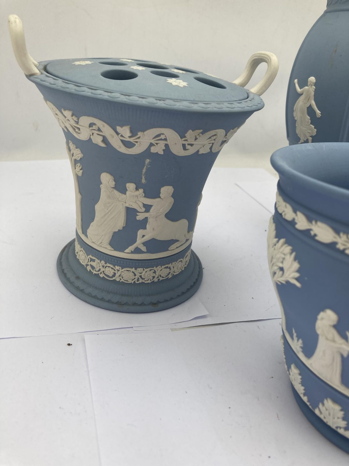 A GROUP OF THREE WEDGWOOD PALE BLUE JASPERWARE ITEMS - ARCADIA TYPE VASE WITH FROG INSERT, DANCING - Image 3 of 5