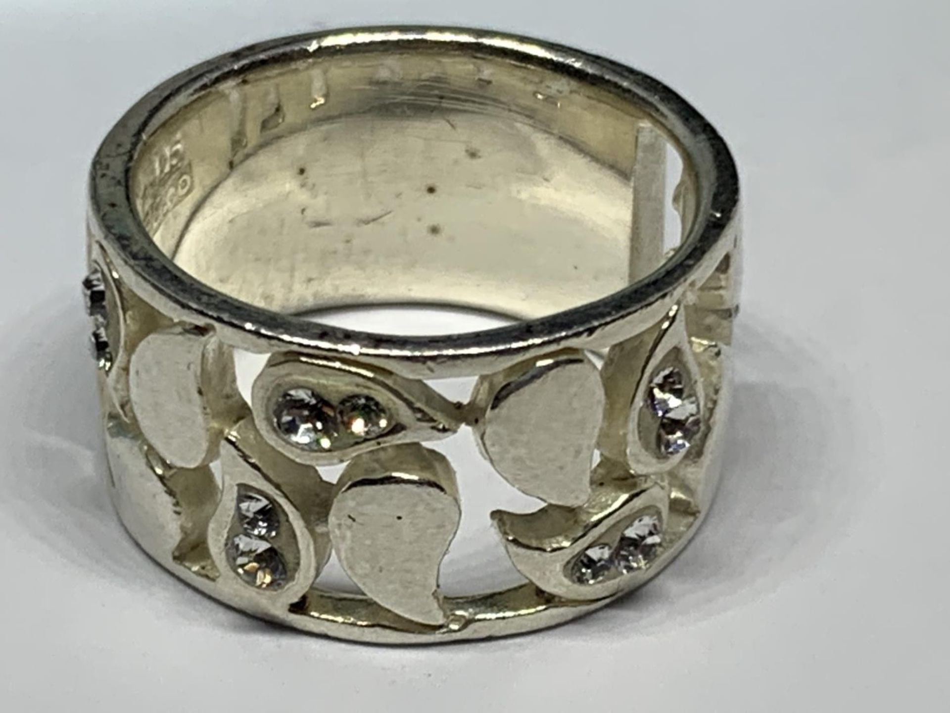 A SILVER DESIGNER B & CO RING IN A PRESENTATION BOX - Image 2 of 3