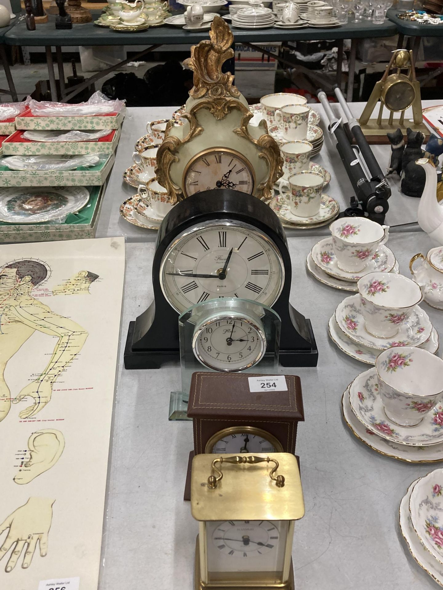 A GROUP OF FIVE ASSORTED CLOCKS TO INCLUDE H.SAMUEL QUARTZ CARRIAGE CLOCK, FRENCH GILT DESIGN